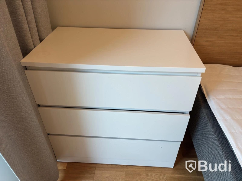 Inventarier till fullt möblerad enrummare - se alla bilder för komplett innehåll