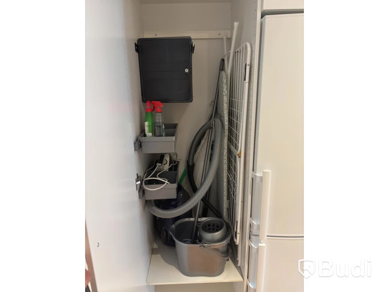 Inventarier till fullt möblerad enrummare - se alla bilder för komplett innehåll