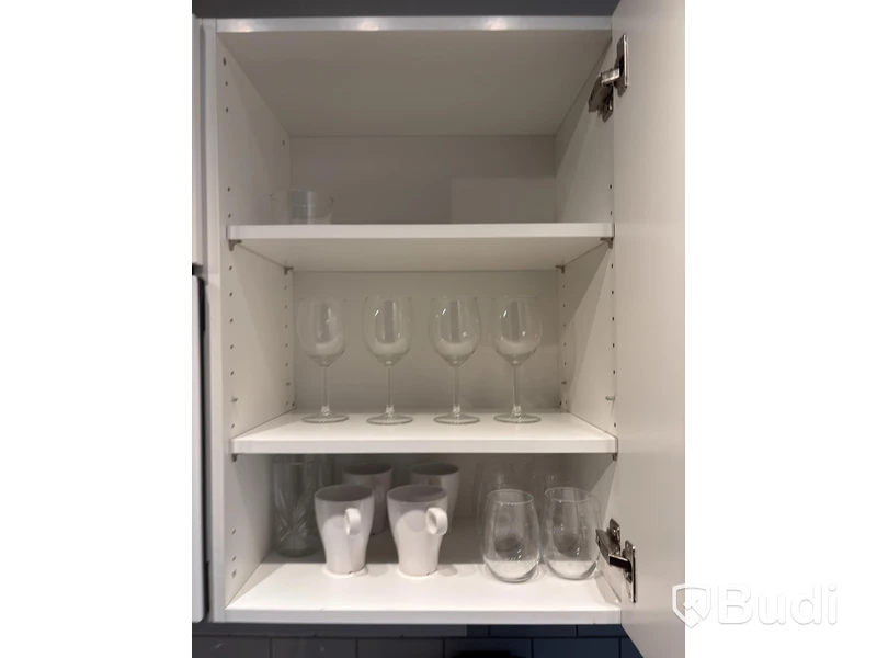 Inventarier till fullt möblerad enrummare - se alla bilder för komplett innehåll