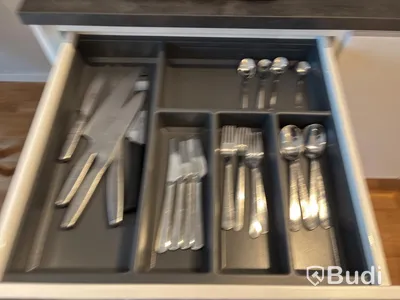 Inventarier till fullt möblerad enrummare - se alla bilder för komplett innehåll