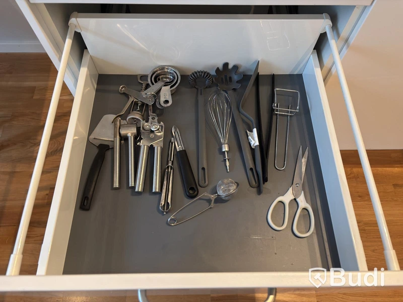 Inventarier till fullt möblerad enrummare - se alla bilder för komplett innehåll