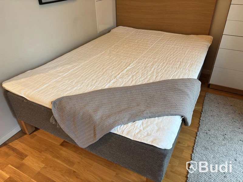 Inventarier till fullt möblerad enrummare - se alla bilder för komplett innehåll