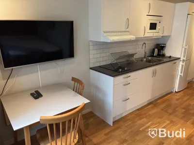 Inventarier till fullt möblerad enrummare - se alla bilder för komplett innehåll