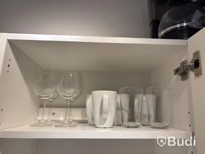 Inventarier till fullt möblerad enrummare - se alla bilder för komplett innehåll