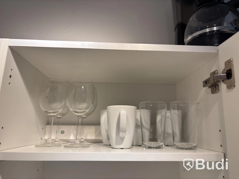 Inventarier till fullt möblerad enrummare - se alla bilder för komplett innehåll