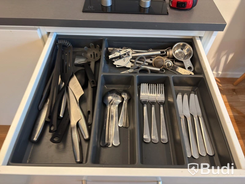 Inventarier till fullt möblerad enrummare - se alla bilder för komplett innehåll