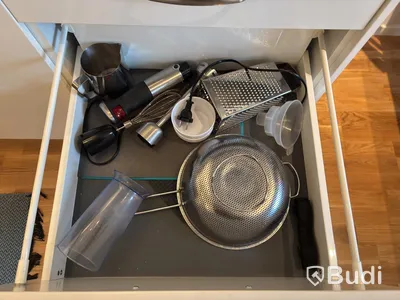 Inventarier till fullt möblerad enrummare - se alla bilder för komplett innehåll