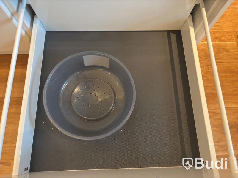 Inventarier till fullt möblerad enrummare - se alla bilder för komplett innehåll