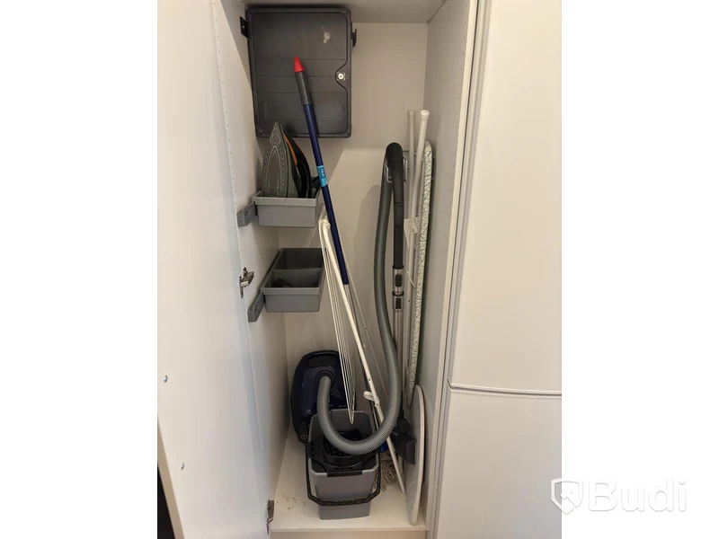 Inventarier till fullt möblerad enrummare - se alla bilder för komplett innehåll