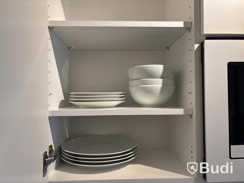 Inventarier till fullt möblerad enrummare - se alla bilder för komplett innehåll