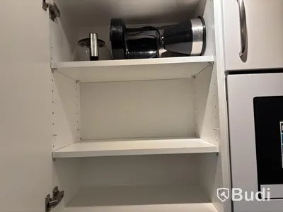 Inventarier till fullt möblerad enrummare - se alla bilder för komplett innehåll