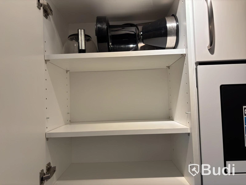 Inventarier till fullt möblerad enrummare - se alla bilder för komplett innehåll
