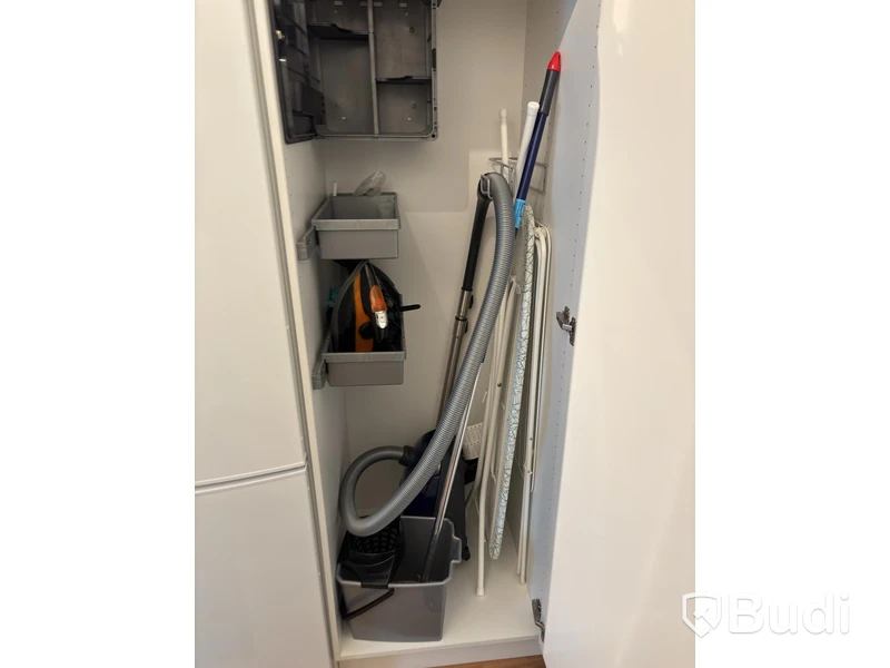 Inventarier till fullt möblerad enrummare - se alla bilder för komplett innehåll