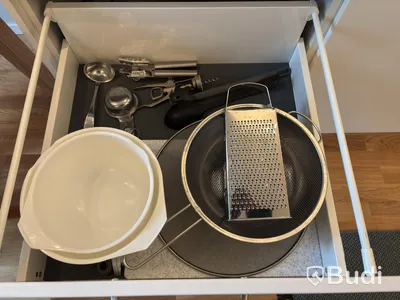 Inventarier till fullt möblerad enrummare - se alla bilder för komplett innehåll