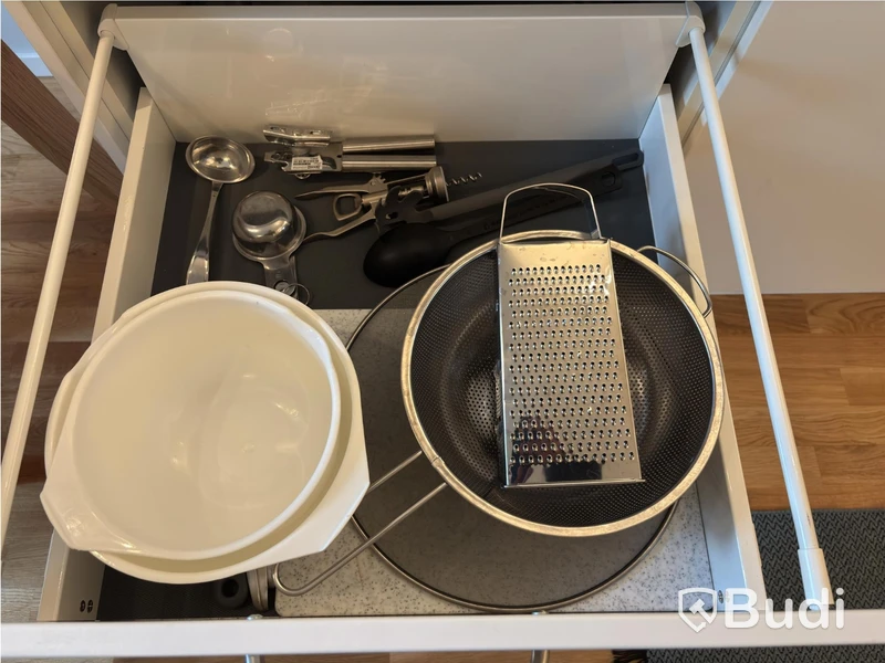 Inventarier till fullt möblerad enrummare - se alla bilder för komplett innehåll