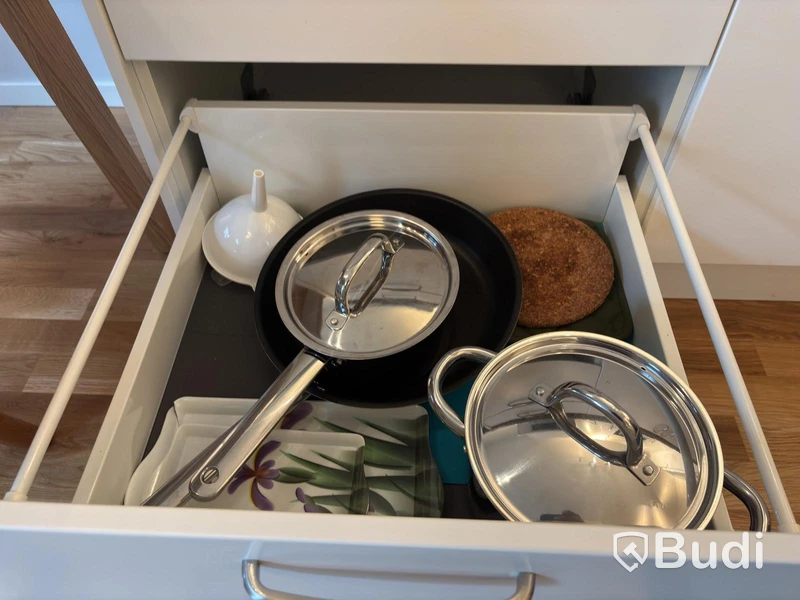 Inventarier till fullt möblerad enrummare - se alla bilder för komplett innehåll