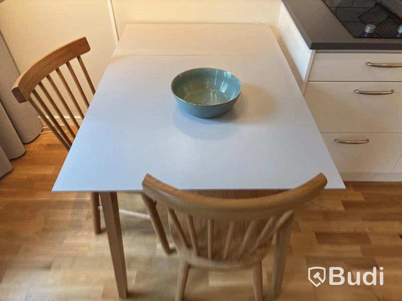 Inventarier till fullt möblerad enrummare - se alla bilder för komplett innehåll