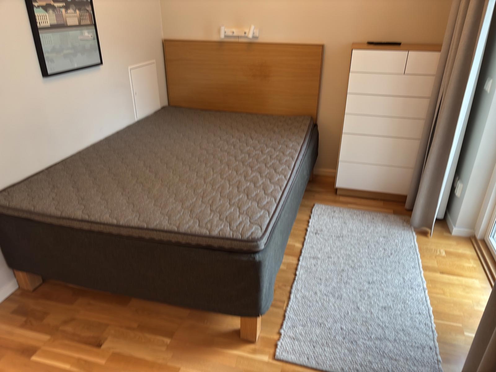 Inventarier till fullt möblerad enrummare - se alla bilder för komplett innehåll