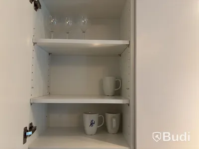 Inventarier till fullt möblerad enrummare - se alla bilder för komplett innehåll