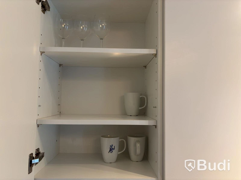 Inventarier till fullt möblerad enrummare - se alla bilder för komplett innehåll