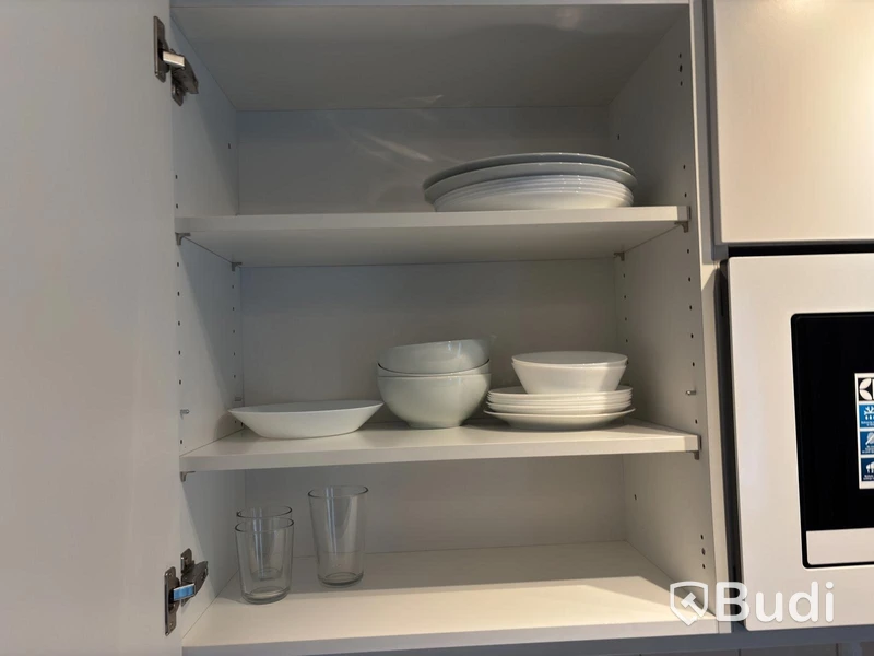 Inventarier till fullt möblerad enrummare - se alla bilder för komplett innehåll