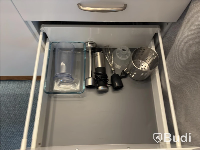 Inventarier till fullt möblerad enrummare - se alla bilder för komplett innehåll
