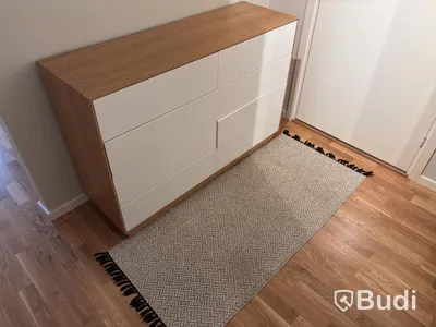 Inventarier till fullt möblerad enrummare - se alla bilder för komplett innehåll