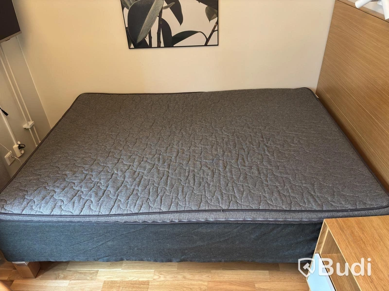 Inventarier till fullt möblerad enrummare - se alla bilder för komplett innehåll