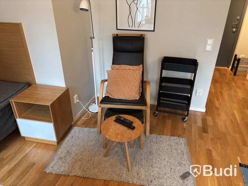 Inventarier till fullt möblerad enrummare - se alla bilder för komplett innehåll