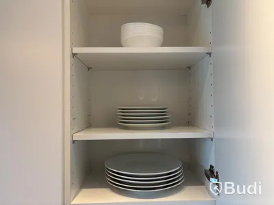 Inventarier till fullt möblerad enrummare - se alla bilder för komplett innehåll