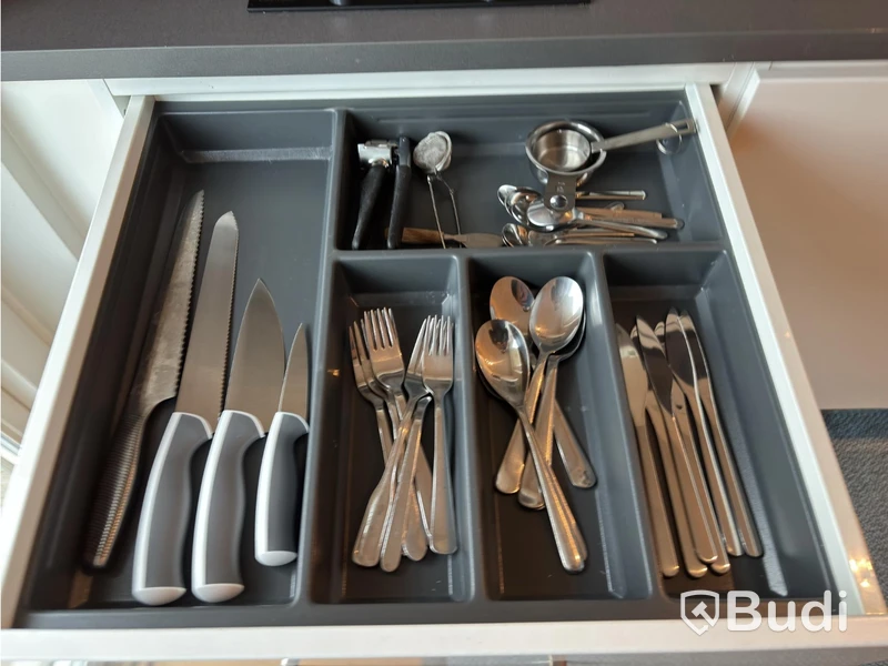 Inventarier till fullt möblerad enrummare - se alla bilder för komplett innehåll