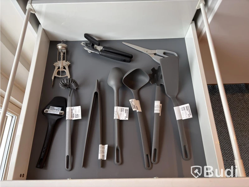 Inventarier till fullt möblerad enrummare - se alla bilder för komplett innehåll