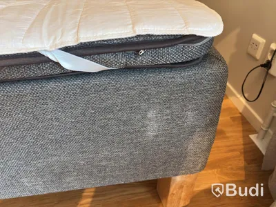 Inventarier till fullt möblerad enrummare - se alla bilder för komplett innehåll