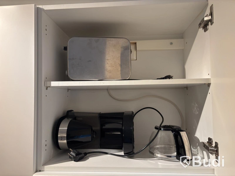 Inventarier till fullt möblerad enrummare - se alla bilder för komplett innehåll
