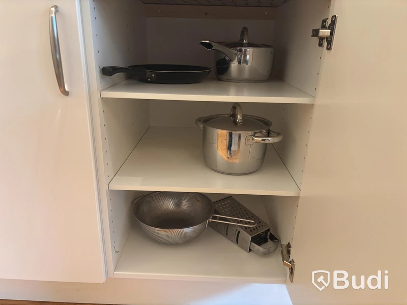 Inventarier till fullt möblerad enrummare - se alla bilder för komplett innehåll