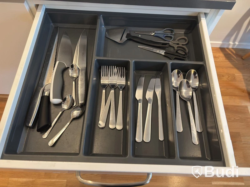 Inventarier till fullt möblerad enrummare - se alla bilder för komplett innehåll