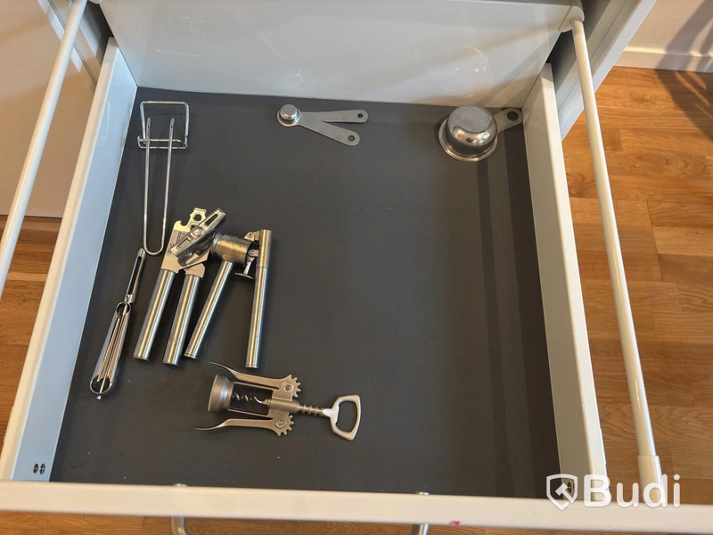 Inventarier till fullt möblerad enrummare - se alla bilder för komplett innehåll