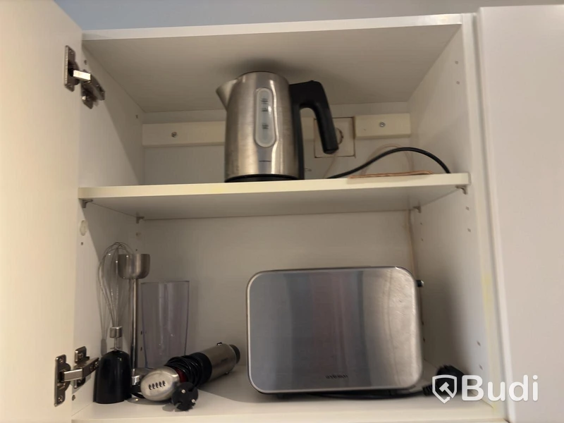 Inventarier till fullt möblerad enrummare - se alla bilder för komplett innehåll