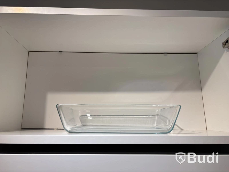 Inventarier till fullt möblerad enrummare - se alla bilder för komplett innehåll