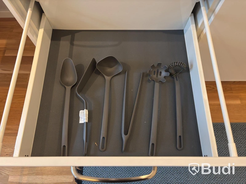 Inventarier till fullt möblerad enrummare - se alla bilder för komplett innehåll
