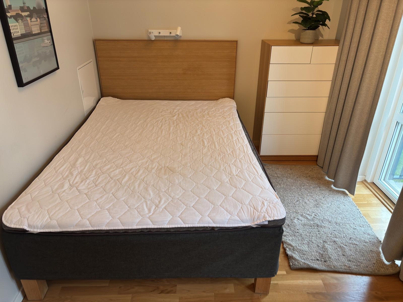 Inventarier till fullt möblerad enrummare - se alla bilder för komplett innehåll