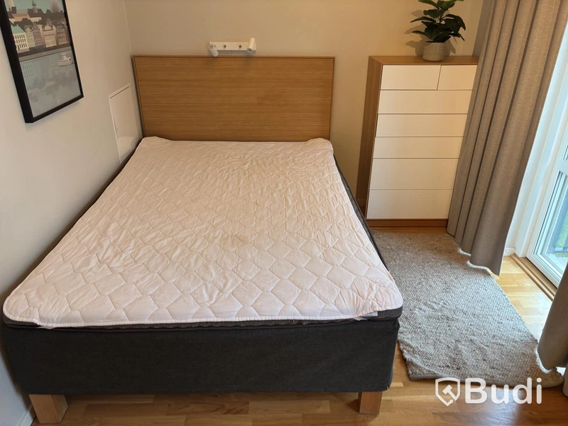 Inventarier till fullt möblerad enrummare - se alla bilder för komplett innehåll