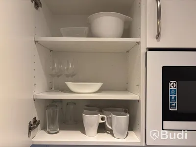 Inventarier till fullt möblerad enrummare - se alla bilder för komplett innehåll