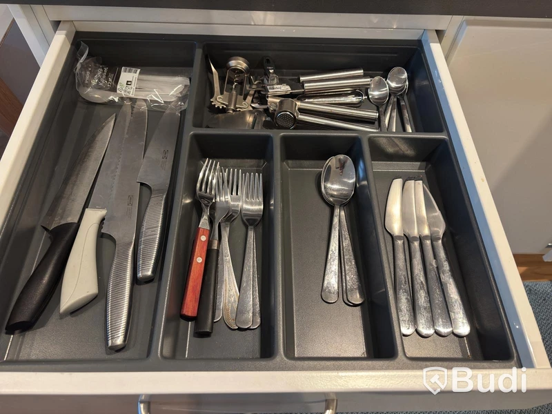 Inventarier till fullt möblerad enrummare - se alla bilder för komplett innehåll