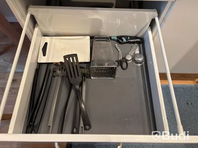 Inventarier till fullt möblerad enrummare - se alla bilder för komplett innehåll