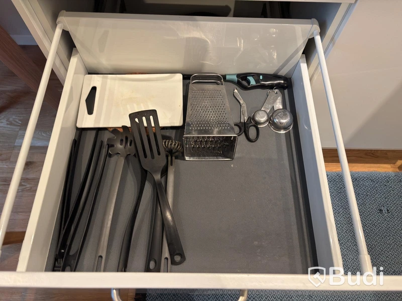 Inventarier till fullt möblerad enrummare - se alla bilder för komplett innehåll