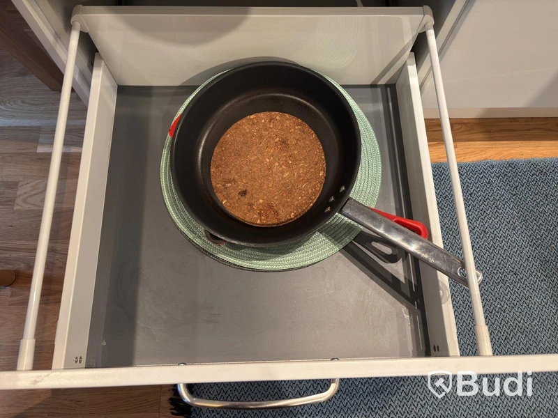 Inventarier till fullt möblerad enrummare - se alla bilder för komplett innehåll