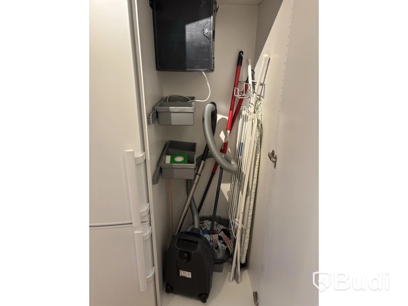 Inventarier till fullt möblerad enrummare - se alla bilder för komplett innehåll
