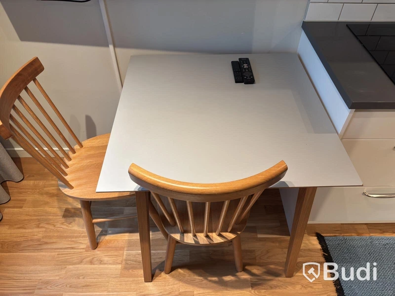Inventarier till fullt möblerad enrummare - se alla bilder för komplett innehåll
