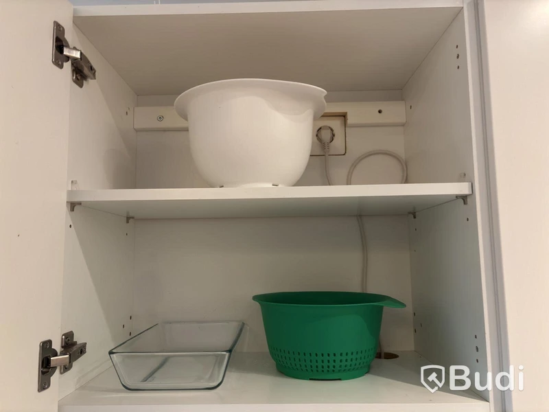 Inventarier till fullt möblerad enrummare - se alla bilder för komplett innehåll